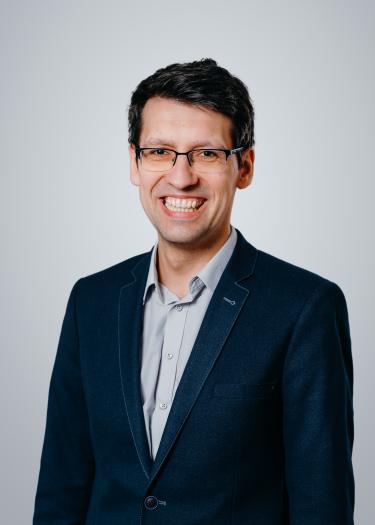 Portrait of a smiling man with glasses