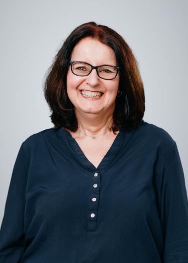 Portrait of a smiling woman with glasses