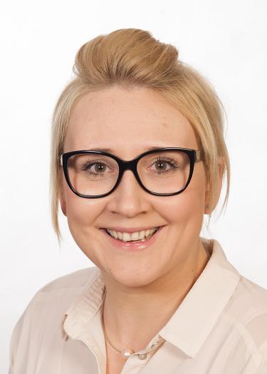 Portrait of a smiling woman with glasses